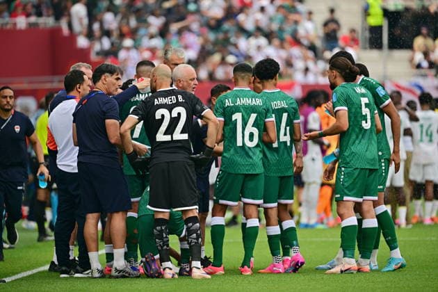 RECORD DATE NOT STATED FIFA World Cup, WM, Weltmeisterschaft, Fussball 2026 - Group I - Senegal vs Iraq Iraq s head coach Graham Arnold (C) talks to players during the first hydration break in the FIFA World Cup 2026 group stage match Senegal against Iraq, in Toronto, Canada, 26 June 2026. TORONTO United States  Copyright: xEDUARDOxLIMAx