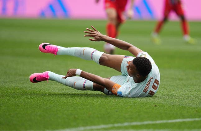 Kylian Mbappe (France) on the ground during Norway and France, Group I FIFA World Cup, WM, Weltmeisterschaft, Fussball 2026, Boston Stadium, Boston, USA on June 26, 2026. Thor Wegner DeFodi Images. (Photo by DeFodi Images) - *** Kylian Mbappé of France on the field during the Norway vs. France match in Group I of the 2026 FIFA World Cup at Boston Stadium in Boston, USA, on June 26, 2026. Photo by Thor Wegner, DeFodi Images