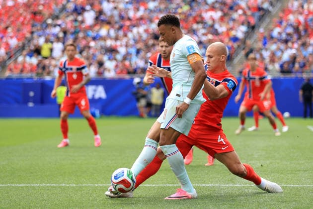 Norway v France - FIFA World Cup, WM, Weltmeisterschaft, Fussball 26 June 2026 Boston - FIFA World Cup - Group I - Norway v France - Kylian Mbappe of France is challenged by Leo Ostigard of Norway - Photo: Simon Stacpoole Offside. Foxborough USA *** Norwegen gegen Frankreich – FIFA-Weltmeisterschaft, 26. Juni 2026, Boston – FIFA-Weltmeisterschaft, Gruppe I – Norwegen gegen Frankreich – Kylian Mbappé aus Frankreich wird von Leo Ostigard aus Norwegen attackiert – Foto: Simon Stacpoole – Abseits – Foxborough, USA  Copyright: xSimonxStacpoolexOffside