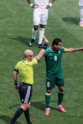 Referee Anthony Taylor sends Rebin Sulaka of Iraq a red card after VAR check during the FIFA World Cup, WM, Weltmeisterschaft, Fussball game between Senegal and Iraq at Toronto Stadium on June 26, 2026 in Toronto, Ontario, Canada  Copyright: xCurtisxWongx xSPPx Sportspressphoto_SPR177559