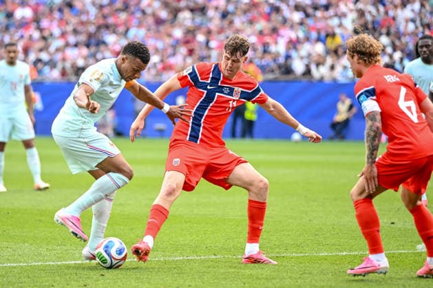Kylian Mbappe (France) and Jorgen Strand Larsen (Norway) battle for the ball during the FIFA World Cup, WM, Weltmeisterschaft, Fussball 2026 Group I match between Norway and France at Boston Stadium on June 26, 2026 in Boston, United States. (Photo by Harry Langer DeFodi Images) - *** Kylian Mbappé of France and Jørgen Strand Larsen of Norway battle for the ball during the 2026 FIFA World Cup Group I match between Norway and France at Boston Stadium on June 26, 2026, in Boston, United States. Photo by Harry Langer, DeFodi Images