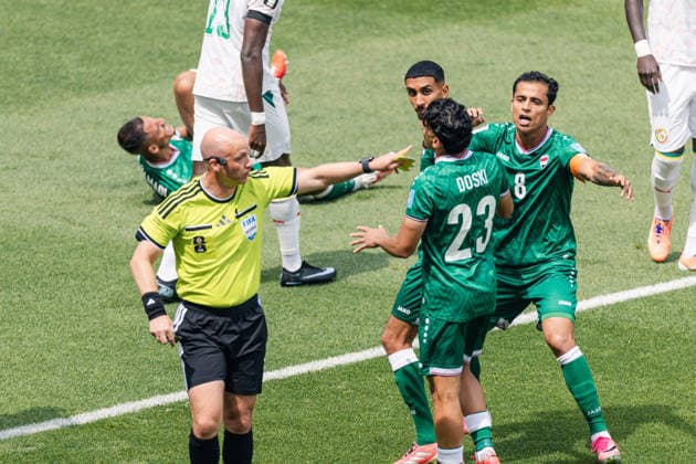 Iraq players complain to referee Anthony Taylor during the FIFA World Cup, WM, Weltmeisterschaft, Fussball game between Senegal and Iraq at Toronto Stadium on June 26, 2026 in Toronto, Ontario, Canada  Copyright: xCurtisxWongx xSPPx Sportspressphoto_SPR177563