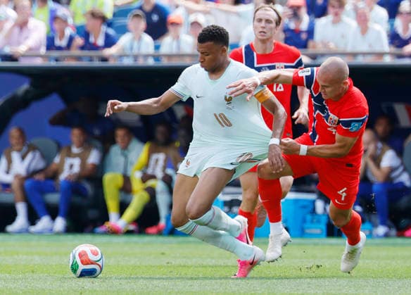 Norway s Leo Ostigard (4) pulls the shirt of Kylian Mbappe of France as they fight for the ball in the first half of a FIFA World Cup, WM, Weltmeisterschaft, Fussball match at Boston Stadium in Boston on Friday, June 26, 2026.  BOS20260626819 CJxGUNTHER