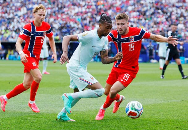 Michael Olise of France (11) tries to get past Norway s Fredrik Andre Bjorkan in the first half of a FIFA World Cup, WM, Weltmeisterschaft, Fussball match at Boston Stadium in Boston on Friday, June 26, 2026.  BOS20260626820 CJxGUNTHER