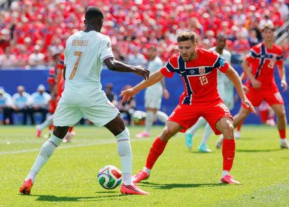 Ousmane Dembele of France (7) is guarded by Norway s Fredrik Andre Bjorkan in the first half of a FIFA World Cup, WM, Weltmeisterschaft, Fussball match at Boston Stadium in Boston on Friday, June 26, 2026.  BOS20260626822 CJxGUNTHER