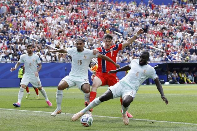 FOXBOROUGH - (LR) Maxence Lacroix of France, Jorgen Strand Larsen of Norway, Dayot Upamecano of France during the FIFA 2026 World Cup Group I match between Norway and France at Boston Stadium on June 26, 2026 in Foxborough, United States. MAURICE VAN STEEN ANP FIFA World Cup, WM, Weltmeisterschaft, Fussball 2026 2026 xVIxANPxSportx xMauricexvanxSteenxIVx 562093175 originalFilename: 562093175.jpg