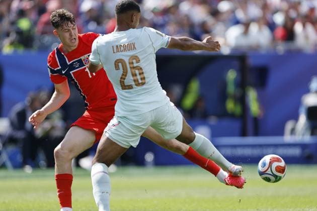 FOXBOROUGH - (LR) Jorgen Strand Larsen of Norway, Maxence Lacroix of France during the FIFA 2026 World Cup Group I match between Norway and France at Boston Stadium on June 26, 2026, in Foxborough, United States. MAURICE VAN STEEN ANP FIFA World Cup, WM, Weltmeisterschaft, Fussball 2026 2026 xVIxANPxSportx xMauricexvanxSteenxIVx 562093214 originalFilename: 562093214.jpg