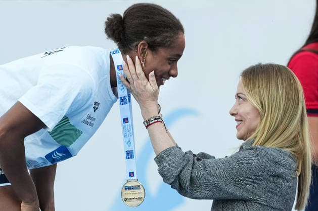 Sport Bilder des Tages The Prime Minister Giorgia Meloni presents the awards to Sara Curtis of Italy for the 50m Backstroke Women Final during the 62nd Settecolli swimming meeting at Stadio del Nuoto in Rome (Italy), June 26, 2026. antoniettaxbaldassarre