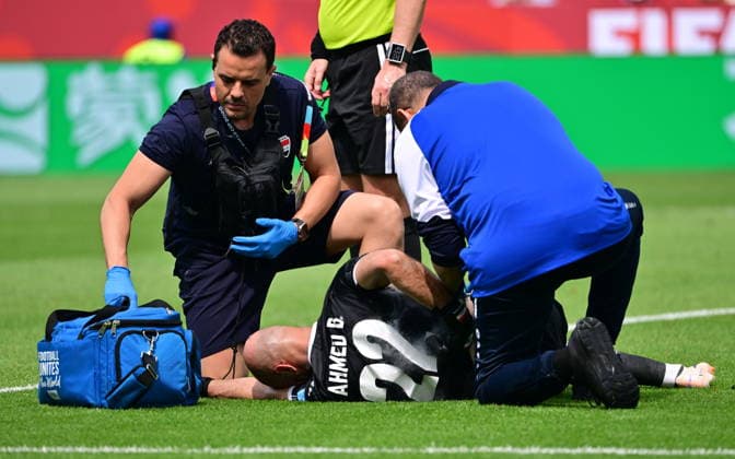 RECORD DATE NOT STATED FIFA World Cup, WM, Weltmeisterschaft, Fussball 2026 - Group I - Senegal vs Iraq Iraq goalkeeper Ahmed Basil (C) receives medical attention on the pitch during the FIFA World Cup 2026 group stage match Senegal against Iraq, in Toronto, Canada, 26 June 2026. TORONTO United States  Copyright: xEDUARDOxLIMAx