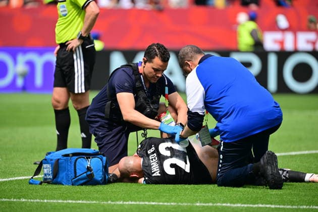 RECORD DATE NOT STATED FIFA World Cup, WM, Weltmeisterschaft, Fussball 2026 - Group I - Senegal vs Iraq Iraq goalkeeper Ahmed Basil (C) receives medical attention on the pitch during the FIFA World Cup 2026 group stage match Senegal against Iraq, in Toronto, Canada, 26 June 2026. TORONTO United States  Copyright: xEDUARDOxLIMAx