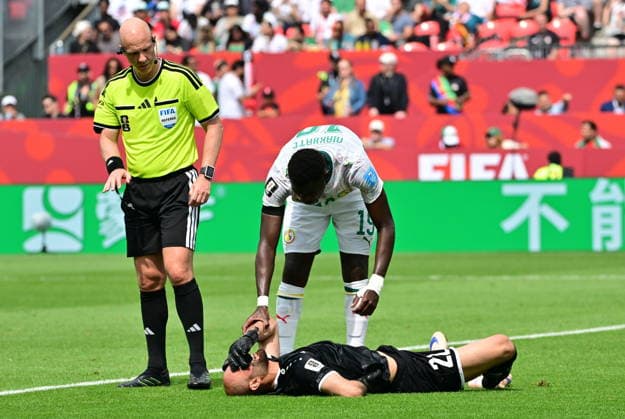 RECORD DATE NOT STATED FIFA World Cup, WM, Weltmeisterschaft, Fussball 2026 - Group I - Senegal vs Iraq Referee Anthony Taylor (L) and Moussa Niakhate of Senegal (C) check on Iraq goalkeeper Ahmed Basil (bottom) lying on the pitch during the FIFA World Cup 2026 group stage match Senegal against Iraq, in Toronto, Canada, 26 June 2026. TORONTO United States  Copyright: xEDUARDOxLIMAx