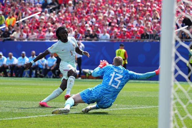 Manu Kone (France) and Egil Selvik (Norway) battle for the ball during Norway and France, Group I FIFA World Cup, WM, Weltmeisterschaft, Fussball 2026, Boston Stadium, Boston, USA on June 26, 2026. Thor Wegner DeFodi Images. (Photo by DeFodi Images) - *** Manu Kone of France and Egil Selvik of Norway battle for the ball during the Norway vs. France match in Group I of the 2026 FIFA World Cup at Boston Stadium in Boston, USA, on June 26, 2026. Photo by Thor Wegner, DeFodi Images