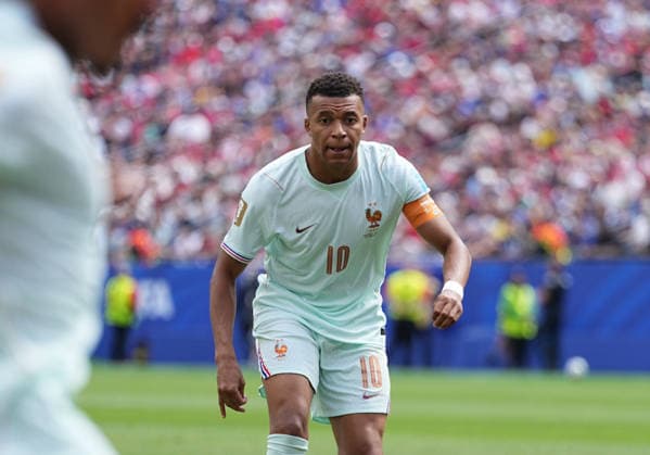 Kylian Mbappe (France) looks on during Norway and France, Group I FIFA World Cup, WM, Weltmeisterschaft, Fussball 2026, Boston Stadium, Boston, USA on June 26, 2026. Thor Wegner DeFodi Images. (Photo by DeFodi Images) - *** Kylian Mbappé of France watches the action during the Norway vs. France match in Group I of the 2026 FIFA World Cup at Boston Stadium in Boston, USA, on June 26, 2026. Photo by Thor Wegner, DeFodi Images