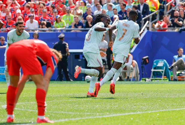 Ousmane Dembele of France (7) celebrates with teammate Manu Kone after scoring his third goal for a hat trick against Norway in the first half of a FIFA World Cup, WM, Weltmeisterschaft, Fussball match at Boston Stadium in Boston on Friday, June 26, 2026.  BOS20260626824 CJxGUNTHER