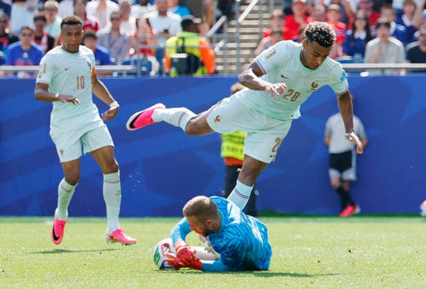 Desire Doue of France jumps over Norway s goalkeeper Egil Selvik in the first half of a FIFA World Cup, WM, Weltmeisterschaft, Fussball match at Boston Stadium in Boston on Friday, June 26, 2026.  BOS20260626827 CJxGUNTHER