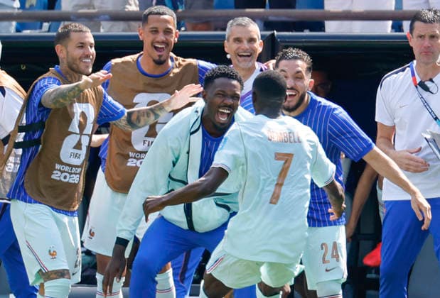 Ousmane Dembele of France (7) celebrates with teammates after scoring his second goal against Norwa in the first half of a FIFA World Cup, WM, Weltmeisterschaft, Fussball match at Boston Stadium in Boston on Friday, June 26, 2026.  BOS20260626823 CJxGUNTHER