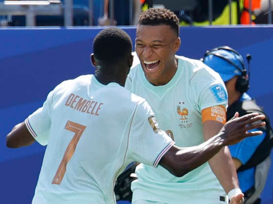 Ousmane Dembele of France (7) celebrates with teammate Kylian Mbappe after scoring his third goal for a hat trick against Norway in the first half of a FIFA World Cup, WM, Weltmeisterschaft, Fussball match at Boston Stadium in Boston on Friday, June 26, 2026.  BOS20260626825 CJxGUNTHER