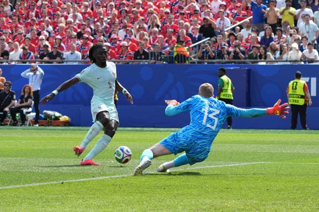 Torwart Goalie Egil Selvik (Norwegen, Norway, 13) holt sich den Ball gegen Manu Kone (Frankreich, France, 6) - Boston 26.06.2026: Frankreich vs. Norwegen, Gilette Stadium, World Cup 26 Gruppe I, 3. Spieltag *** Goalie Egil Selvik of Norway, No. 13, makes a save against Manu Kone of France, No. 6, in Boston on June 26, 2026. France vs. Norway, Gilette Stadium, World Cup 26, Group I, Matchday 3