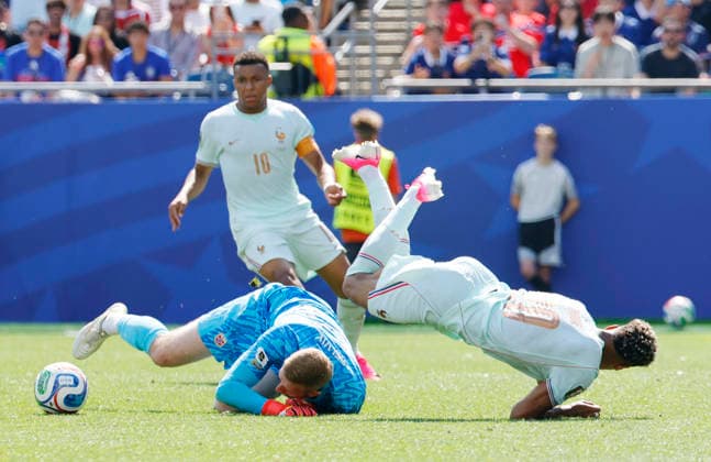 Desire Doue of France falls after jumping over Norway s goalkeeper Egil Selvik in the first half of a FIFA World Cup, WM, Weltmeisterschaft, Fussball match at Boston Stadium in Boston on Friday, June 26, 2026.  BOS20260626831 CJxGUNTHER