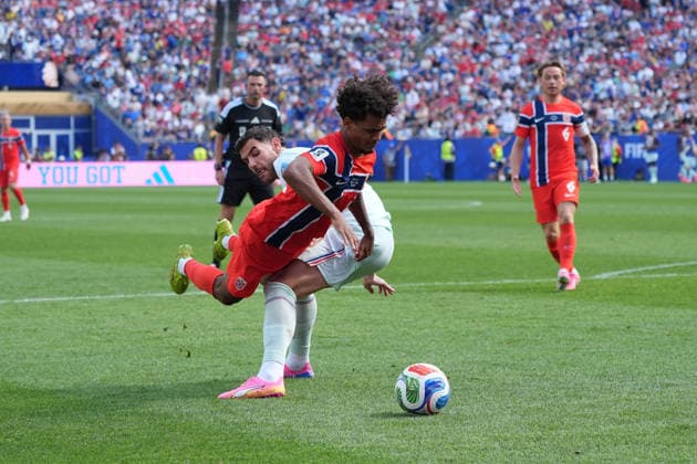 Theo Hernandez (Frankreich, France, 19) foult Oscar Bobb (Norwegen, Norway, 22) und es gibt Elfmeter - Boston 26.06.2026: Frankreich vs. Norwegen, Gilette Stadium, World Cup 26 Gruppe I, 3. Spieltag *** Theo Hernandez (France, 19) fouls Oscar Bobb (Norway, 22), resulting in a penalty kick. Boston, June 26, 2026: France vs. Norway, Gilette Stadium, World Cup Group I, Matchday 3