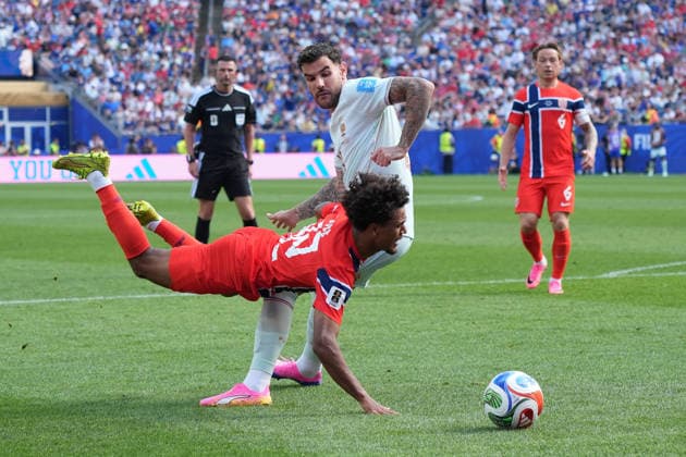 Theo Hernandez (Frankreich, France, 19) foult Oscar Bobb (Norwegen, Norway, 22) und es gibt Elfmeter - Boston 26.06.2026: Frankreich vs. Norwegen, Gilette Stadium, World Cup 26 Gruppe I, 3. Spieltag *** Theo Hernandez (France, 19) fouls Oscar Bobb (Norway, 22), resulting in a penalty kick. Boston, June 26, 2026: France vs. Norway, Gilette Stadium, World Cup Group I, Matchday 3