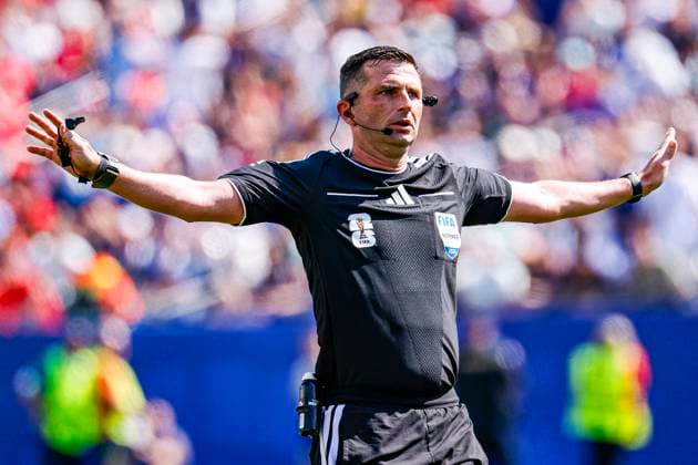 Referee Michael Oliver gestures , Group I - FIFA World Cup, WM, Weltmeisterschaft, Fussball 2026, Norway v France, Boston Stadium, June 26, 2026, Boston, United States.