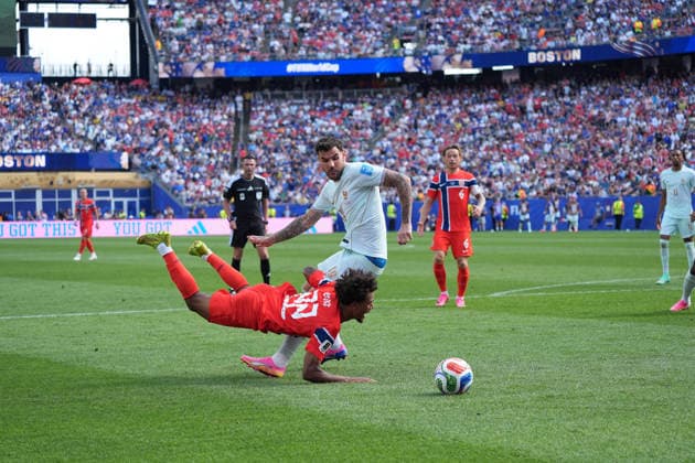 Theo Hernandez (Frankreich, France, 19) foult Oscar Bobb (Norwegen, Norway, 22) und es gibt Elfmeter - Boston 26.06.2026: Frankreich vs. Norwegen, Gilette Stadium, World Cup 26 Gruppe I, 3. Spieltag *** Theo Hernandez (France, 19) fouls Oscar Bobb (Norway, 22), resulting in a penalty kick. Boston, June 26, 2026: France vs. Norway, Gilette Stadium, World Cup Group I, Matchday 3