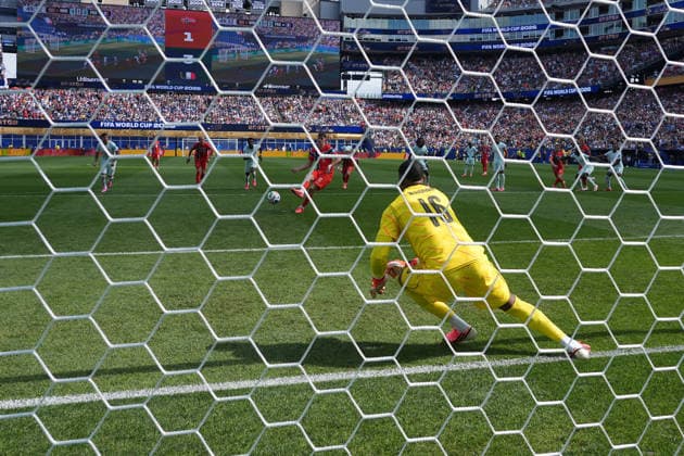 Jorgen Strand Larsen (Norwegen, Norway, 11) vergibt den Elfmeter gegen Torwart Goalie Mike Maigan (Frankreich, France, 16) - Boston 26.06.2026: Frankreich vs. Norwegen, Gilette Stadium, World Cup 26 Gruppe I, 3. Spieltag *** Jorgen Strand Larsen (Norway, 11) takes the penalty kick against goalkeeper Mike Maigan (France, 16) on June 26, 2026, in Boston. France vs. Norway, Gilette Stadium, World Cup 26, Group I, Matchday 3