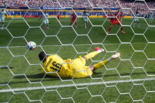 Jorgen Strand Larsen (Norwegen, Norway, 11) vergibt den Elfmeter gegen Torwart Goalie Mike Maigan (Frankreich, France, 16) - Boston 26.06.2026: Frankreich vs. Norwegen, Gilette Stadium, World Cup 26 Gruppe I, 3. Spieltag *** Jorgen Strand Larsen (Norway, 11) takes the penalty kick against goalkeeper Mike Maigan (France, 16) on June 26, 2026, in Boston. France vs. Norway, Gilette Stadium, World Cup 26, Group I, Matchday 3