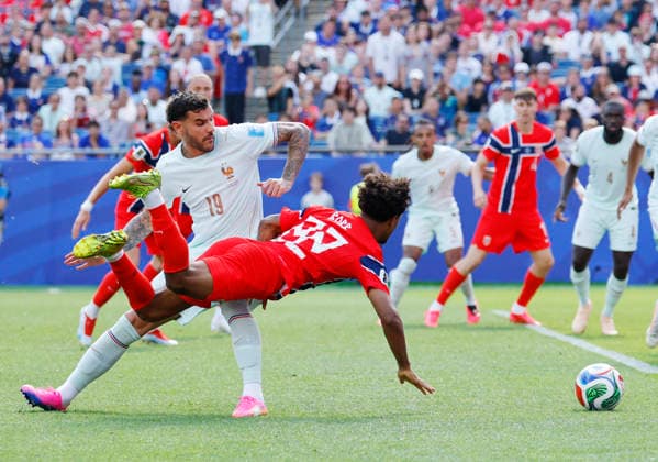 Norway s Oscar Bobb (22) is fouled by Theo Hernandez of France and awarded a penalty kick in the second half of a FIFA World Cup, WM, Weltmeisterschaft, Fussball match at Boston Stadium in Boston on Friday, June 26, 2026.  BOS20260626835 CJxGUNTHER