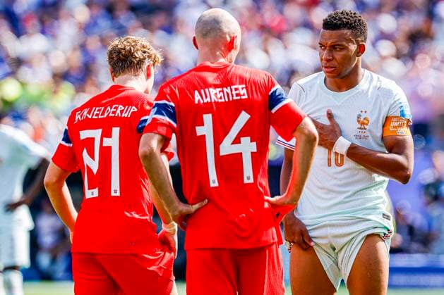 Kylian Mbappe of France is in discussion with Andreas Schjelderup of Norway and Fredrik Aursnes of Norway , Group I - FIFA World Cup, WM, Weltmeisterschaft, Fussball 2026, Norway v France, Boston Stadium, June 26, 2026, Boston, United States.