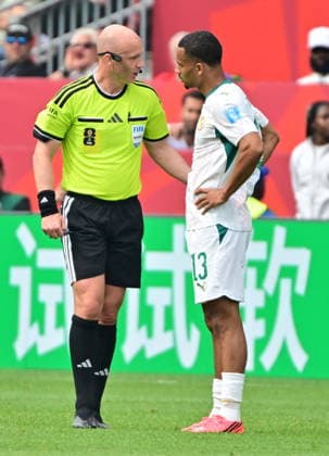 RECORD DATE NOT STATED FIFA World Cup, WM, Weltmeisterschaft, Fussball 2026 - Group I - Senegal vs Iraq Referee Anthony Taylor (L) and Iliman Ndiaye of Senegal talk during the second hydration break in the FIFA World Cup 2026 group stage match Senegal against Iraq, in Toronto, Canada, 26 June 2026. TORONTO United States  Copyright: xEDUARDOxLIMAx