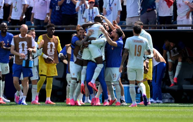 Fussball FIFA WM 2026 Vorrunde Gruppe I in Boston Norwegen - Frankreich 26.06.2026 Jubel Frankreich nach dem Tor zum 0 - 2, Torschuetze Ousmane Dembele (Frankreich) oben auf dem Teamjubel *** Soccer: 2026 FIFA World Cup, Group Stage Group I in Boston: Norway vs. France, June 26, 2026. France celebrates after scoring the goal to make it 0–2; goal scorer Ousmane Dembélé stands atop the team as they celebrate.