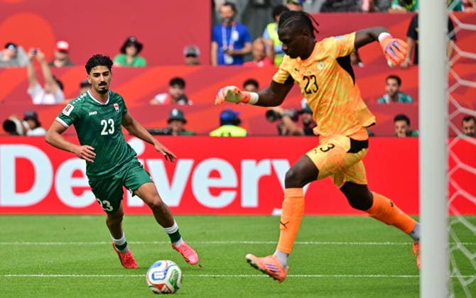 RECORD DATE NOT STATED FIFA World Cup, WM, Weltmeisterschaft, Fussball 2026 - Group I - Senegal vs Iraq Senegal goalkeeper Mory Diaw (R) and Merchas Doski of Iraq in action during the FIFA World Cup 2026 group stage match Senegal against Iraq, in Toronto, Canada, 26 June 2026. TORONTO United States  Copyright: xEDUARDOxLIMAx
