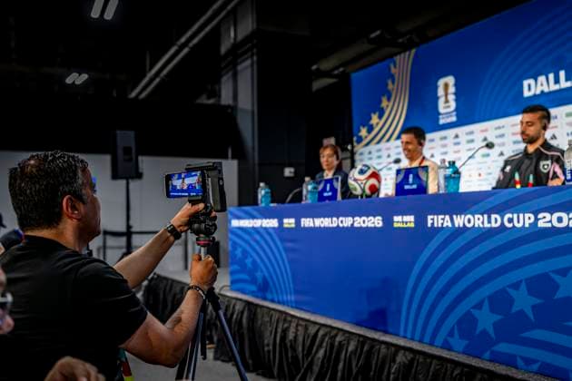 DALLAS - Journalist records the press conference, PK, Pressekonferenz with his mobile phone during the 2026 World Cup, Jordan MD-1 press conference at AT&T Stadium on June 26, 2026, in Dallas, United States. (Photo by Stefan Koops EYE4IMAGES DeFodi Images) - *** DALLAS: A journalist records the press conference with his cell phone during the 2026 World Cup, Jordan MD 1 press conference at AT&T Stadium on June 26, 2026, in Dallas, United States. Photo by Stefan Koops, EYE4IMAGES, DeFodi Images