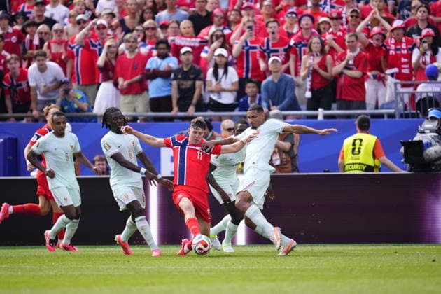 Norway v France - FIFA World Cup, WM, Weltmeisterschaft, Fussball 2026 - Group I FOXBOROUGH, USA - JUNE 26: Jorgen Strand Larsen of Norway, Manu Kone and Maxence Lacroix of France compete for the ball during the 2026 FIFA World Cup First Stage Group I match between Norway and France at Gillette Stadium (Boston Stadium) in Foxborough, Massachusetts, United States on June 26, 2026. Jose Hernandez Anadolu Massachusetts United States. Editorial use only. Please get in touch for any other usage.  Copyright: x2026xAnadoluxJosexHernandezx
