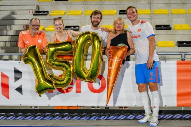 WAVER, 26-06-2026, Belfius Hockey Arena, FIH Hockey Pro League Men, Season 2025-2026. Floris Wortelboer celebrates his 150 caps with his family after the game Netherlands - Australia (men; 2nd match). Netherlands - Australia (men; 2nd match)  x204670156x Copyright: