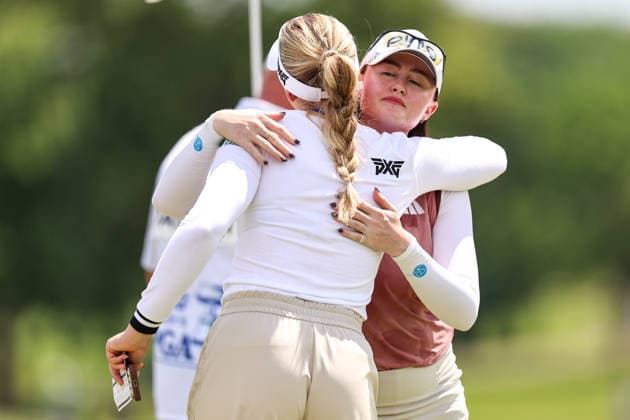 Karis Davidson of Australia hugs Olivia Cowan of Germany after completing their round on the 18th green during the second round of the 2026 KPMG Women s PGA, Golf Herren Championship at Hazeltine National Golf Club on June 26, 2026 in Chaska, Minnesota. CSM. Chaska USA - ZUMAc04_ 20260626_zma_c04_100 Copyright: xStevenxGarciax