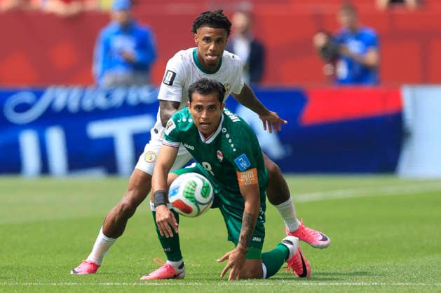 Ismail Jakobs (L) of Senegal vies for the ball with Ibrahim Bayesh of Iraq in a Group I match of the 2026 FIFA World Cup, WM, Weltmeisterschaft, Fussball between Senegal and Iraq at BMO Field stadium in Toronto, Canada, 26 June 2026. FIFA World Cup 2026 - Group I - Senegal vs Iraq !ACHTUNG: NUR REDAKTIONELLE NUTZUNG!  Copyright: xBienvenidoxVelascox AMDEP7381 20260626-55020723624_1