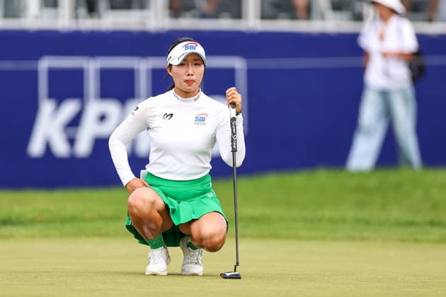 Dongeun Lee of South Korea lines up a putt on the 18th green during the second round of the 2026 KPMG Women s PGA, Golf Herren Championship at Hazeltine National Golf Club on June 26, 2026 in Chaska, Minnesota. CSM. Chaska USA - ZUMAc04_ 20260626_zma_c04_132 Copyright: xStevenxGarciax
