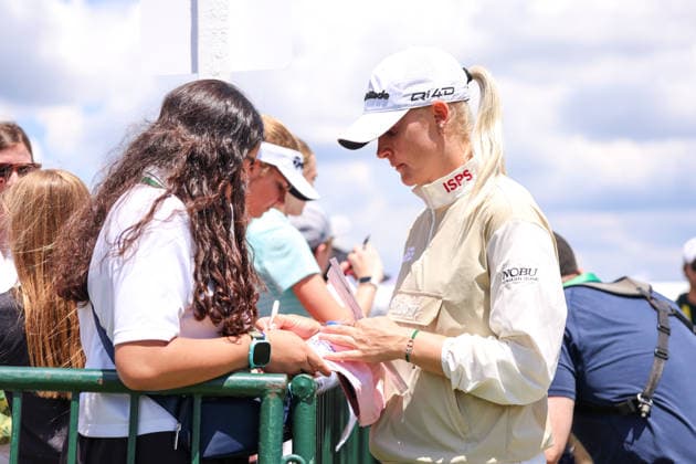 Charley Hull of England signs autographs after completing her round during the second round of the 2026 KPMG Women s PGA, Golf Herren Championship at Hazeltine National Golf Club on June 26, 2026 in Chaska, Minnesota. CSM. Chaska USA - ZUMAc04_ 20260626_zma_c04_133 Copyright: xStevenxGarciax