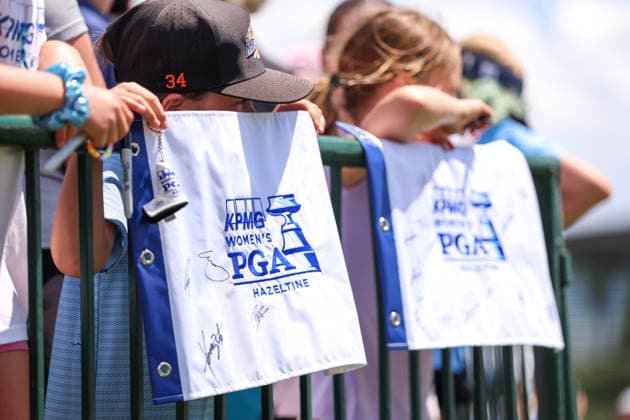 Fans hold tee flags with autographs during the second round of the 2026 KPMG Women s PGA, Golf Herren Championship at Hazeltine National Golf Club on June 26, 2026 in Chaska, Minnesota. CSM. Chaska USA - ZUMAc04_ 20260626_zma_c04_141 Copyright: xStevenxGarciax