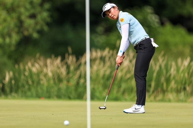 Jeeno Thitikul of Thailand putts on the 10th green during the second round of the 2026 KPMG Women s PGA, Golf Herren Championship at Hazeltine National Golf Club on June 26, 2026 in Chaska, Minnesota. CSM. Chaska USA - ZUMAc04_ 20260626_zma_c04_145 Copyright: xStevenxGarciax