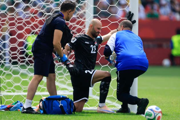 Ahmed Basil (C) of Iraq is being treated by medical staff in a Group I match of the 2026 FIFA World Cup, WM, Weltmeisterschaft, Fussball between Senegal and Iraq at BMO Field stadium in Toronto, Canada, 26 June 2026. FIFA World Cup 2026 - Group I - Senegal vs Iraq !ACHTUNG: NUR REDAKTIONELLE NUTZUNG!  Copyright: xBienvenidoxVelascox AME4882 20260626-55020723662_1