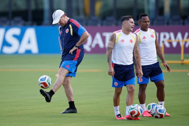 Nestor Lorenzo head coach of Colombia controls the ball during a training session during a training session in preparation for facing Portugal in the FIFA World Cup, WM, Weltmeisterschaft, Fussball 2026 at Inter Miami CF Stadium in Fort Lauderdale, USA, 26 June 2026. FIFA World Cup 2026 - Colombia training !ACHTUNG: NUR REDAKTIONELLE NUTZUNG!  Copyright: xAlbertoxEstevezx GR5526 20260626-55020723751_1