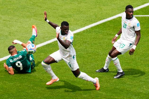 June 26, 2026, Toronto, On, CANADA: Senegal s Abdoulaye Seck (4) reacts after taking down Iraq s Ali al-Hamadi (9) during the first half of a World Cup Group I soccer match, in Toronto on Friday, June 26, 2026. Canada News - June 26, 2026  - ZUMAc35_ 20260626_zaf_c35_157 Copyright: xChrisxYoungx