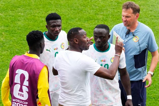 June 26, 2026, Toronto, On, CANADA: Senegal manager Pape Thiaw (centre) gives instructions to his players on a hydration break during the first half of a World Cup Group I soccer match against Iraq, in Toronto on Friday, June 26, 2026. Canada News - June 26, 2026  - ZUMAc35_ 20260626_zaf_c35_161 Copyright: xChrisxYoungx