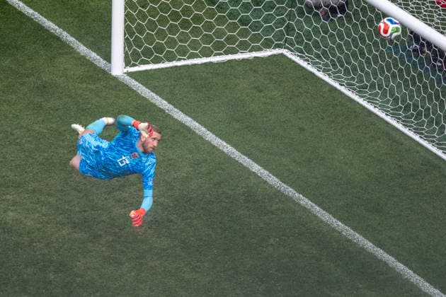 June 26, 2026, Boston, Ma, USA: Norway goalkeeper Egil Selvik (13) dives for shot that hit the crossbar during FIFA World Cup, WM, Weltmeisterschaft, Fussball Group I match between France and Norway at Boston Stadium Boston USA - ZUMAc268 20260626_zsp_c268_005 Copyright: xJamesxPatrickxCooperx