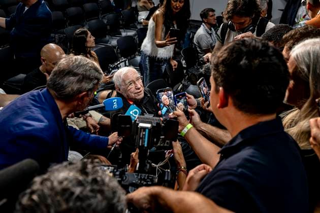 DALLAS - Argentine sports journalist Enrique Macaya Mï¿½rquez is at his eighteenth World Cup at the age of 91 during the 2026 World Cup, Argentina MD-1 press conference, PK, Pressekonferenz at AT&T Stadium on June 26, 2026 in Dallas, United States. (Photo by Stefan Koops EYE4IMAGES DeFodi Images) - *** DALLAS Argentine sports journalist Enrique Macaya Márquez is attending his 18th World Cup at the age of 91 during the 2026 World Cup, at the Argentina MD 1 press conference at AT&T Stadium on June 26, 2026 in Dallas, United States. Photo by Stefan Koops, EYE4IMAGES, DeFodi Images