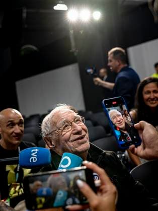 DALLAS - Argentine sports journalist Enrique Macaya Mï¿½rquez is at his eighteenth World Cup at the age of 91 during the 2026 World Cup, Argentina MD-1 press conference, PK, Pressekonferenz at AT&T Stadium on June 26, 2026 in Dallas, United States. (Photo by Stefan Koops EYE4IMAGES DeFodi Images) - *** DALLAS Argentine sports journalist Enrique Macaya Márquez is attending his 18th World Cup at the age of 91 during the 2026 World Cup, at the Argentina Match Day 1 press conference at AT&T Stadium on June 26, 2026 in Dallas, United States. Photo by Stefan Koops, EYE4IMAGES, DeFodi Images